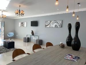 a dining room with a table and chairs at Airport lodge Newcastle in Newcastle
