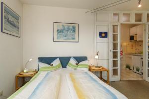 腓特烈港的住宿－Ferienwohnung Holiday 2，一间卧室配有一张大床和两个枕头