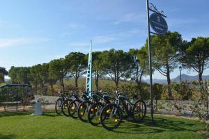 uma fila de bicicletas estacionadas ao lado de uma placa em Agriturismo Torre del Marino em Brisighella
