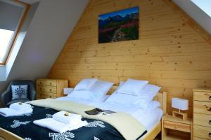 Posteľ alebo postele v izbe v ubytovaní Biathlon Park - Apartament VIP