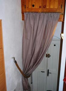 un rideau suspendu à un mur dans une pièce dans l'établissement L'Appart, à Bonifacio