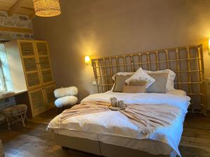 1 dormitorio con 1 cama grande y cabecero de madera en Perlacia Hotel Adatepe, en Adatepe