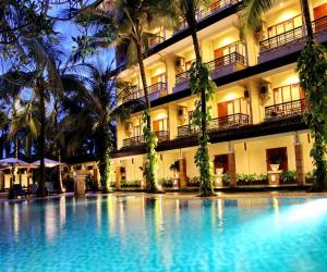 a large swimming pool in front of a building at Le Dian Hotel in Serang