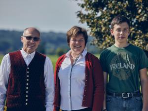 Un gruppo di tre uomini in piedi in un campo di Lehnerhof a Bad Aibling