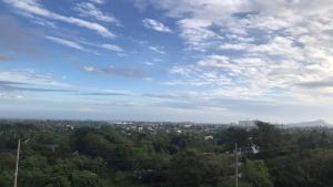 Blick auf eine Stadt unter einem wolkigen Himmel in der Unterkunft Cool Suites at Wind Residences Tagaytay Staycation- IM HANA 1 in Tagaytay