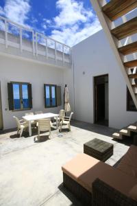 un gran patio con mesa y sillas en La Casa del Mar, en Garachico