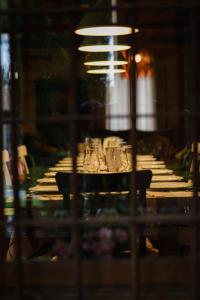 a table with glasses sitting on top of it at Casa Rural Puerto Sanz in Zazuar