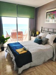 ミアミ・プラトーヤにあるLa Rosaledaの海の景色を望むベッドルーム1室(大型ベッド1台付)