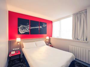 Postel nebo postele na pokoji v ubytování Mercure Saint Lô Centre