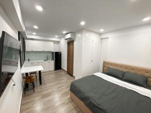 Il comprend une chambre avec un lit, un bureau et une cuisine. dans l'établissement B786 Tân Bình Homestay, à Hô-Chi-Minh-Ville
