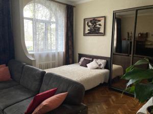 Ένα ή περισσότερα κρεβάτια σε δωμάτιο στο Apartment close to Roshen fountain