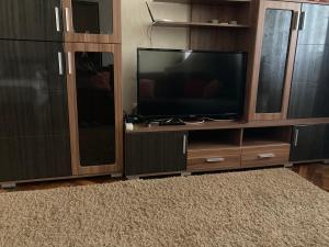 Μια τηλεόραση ή/και κέντρο ψυχαγωγίας στο Apartment close to Roshen fountain