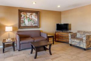 Μια τηλεόραση ή/και κέντρο ψυχαγωγίας στο Quality Inn Russellville I-40