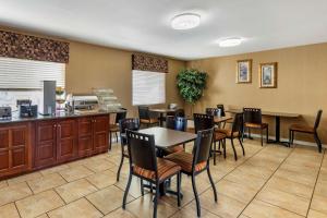 Кухня или кухненски бокс в Quality Inn Russellville I-40