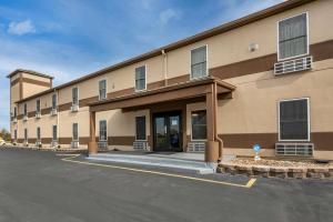 un edificio con un estacionamiento delante de él en Econo Lodge Inn & Suites, en Granite City