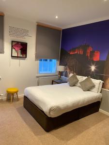 Un pat sau paturi într-o cameră la Stewart by Heeton Concept - Aparthotel Edinburgh