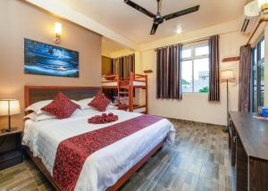 una camera con letto e sala da pranzo di Paguro Beach Inn a Ukulhas