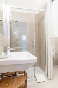 La salle de bains est pourvue d'un lavabo et d'une douche. dans l'établissement Pochi Passi dal Mare, à San Bartolomeo al Mare