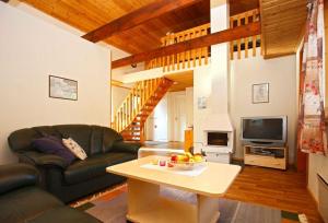 ein Wohnzimmer mit Sofa und Tisch in der Unterkunft Marbyfjärden seaside village Loftet in Eckerö