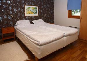 uma cama grande num quarto com em Marbyfjärden seaside village Loftet em Eckerö
