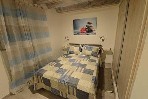 Posteľ alebo postele v izbe v ubytovaní Cosy little modern-rustic apartment in Corfu center.