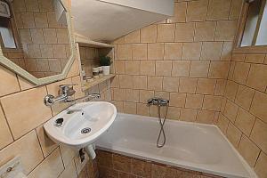 Vonios kambarys apgyvendinimo įstaigoje Cosy little modern-rustic apartment in Corfu center.