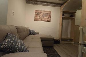 Posedenie v ubytovaní Cosy little modern-rustic apartment in Corfu center.