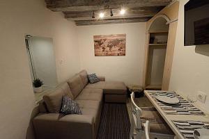 Posezení v ubytování Cosy little modern-rustic apartment in Corfu center.