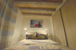 Posteľ alebo postele v izbe v ubytovaní Cosy little modern-rustic apartment in Corfu center.