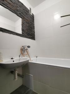 Vannituba majutusasutuses byt s balkonem
