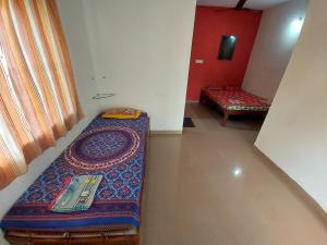 Una habitación con una cama y un banco dentro. en Cocopelli Guest House, en Gokarna 21 fotos más