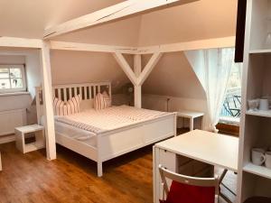 ein Schlafzimmer mit einem weißen Bett mit Baldachin in der Unterkunft Villa 32 Kröpelin in Kröpelin