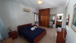 um quarto com uma cama com duas toalhas brancas em Chriseleni Latchi Villas em Pólis