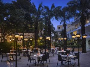 Un restaurante o sitio para comer en InterContinental Malta by IHG