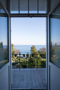 an open window with a view of the ocean at Hostel Link in Lovran