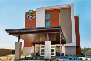 Afbeelding uit fotogalerij van Holiday Inn Express & Suites - Las Vegas - E Tropicana, an IHG Hotel in Las Vegas