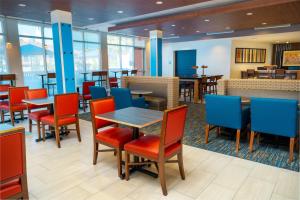 ห้องอาหารหรือที่รับประทานอาหารของ Holiday Inn Express & Suites - Las Vegas - E Tropicana, an IHG Hotel