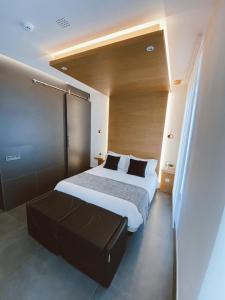 sypialnia z dużym białym łóżkiem w pokoju w obiekcie Salamanca Suites Libertad w Salamance