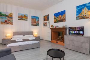 una camera con letto, camino e TV di Art Design Apartment - City Center a Milano