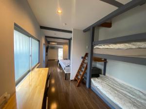 Family Room Okinawa emeletes ágyai egy szobában