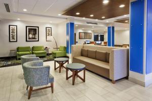Majoituspaikan Holiday Inn Express & Suites - Fayetteville, an IHG Hotel aula tai vastaanotto