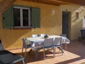 una mesa y sillas en un patio en Appartements Candella, en Galeria