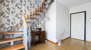 eine Treppe in einem Wohnzimmer mit schwarz-weißer Tapete in der Unterkunft Italianway - Colombo 4 in Villasanta