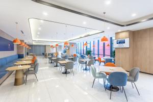 西安西安浐灞国际港智选假日酒店 的有桌椅的餐厅
