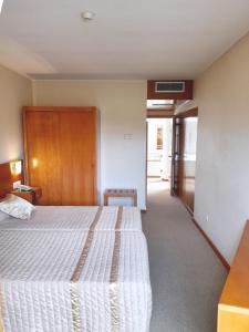 Cama ou camas em um quarto em Hotel das Taipas
