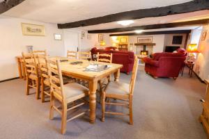 Un comedor con mesa y sillas de madera. en Stickle Cottage, Great Langdale, en Grasmere