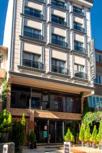 un edificio alto con balcones a un lado. en Vitabella Suites en Estambul