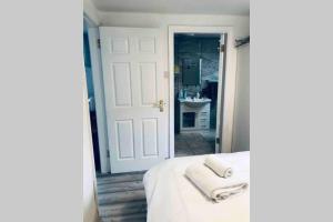 Fuchsia Apartment Tranquil Modern Seaside Apartment on the Wild Atlantic Way客房内的一张或多张床位