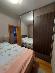 Ένα ή περισσότερα κρεβάτια σε δωμάτιο στο Apartman Virić