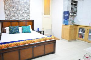 a bedroom with a bed and a kitchen at Furnished 1 Bedroom Independent Apartment 1 in Greater Kailash 1 Delhi in New Delhi